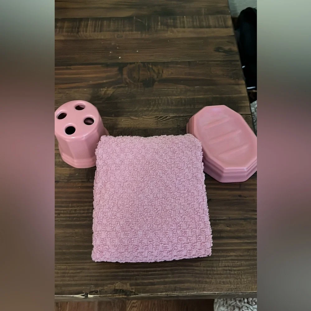 Vintage pink soap dish, toothbrush holder, hand towel and one bath towel